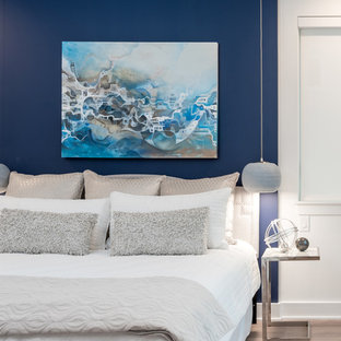 Diseño de dormitorio principal, contemporáneo, de tamaño medio, con paredes azules, suelo laminado y suelo marrón