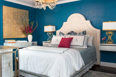 リトルロックにあるトランジショナルスタイルのおしゃれな寝室 (青い壁、濃色無垢フローリング) のインテリア
