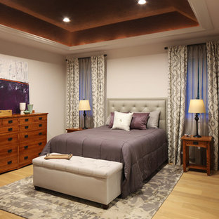 Ejemplo de dormitorio principal, contemporáneo, de tamaño medio, con paredes rosas, suelo de madera clara y suelo amarillo