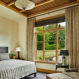 Klassisches Hauptschlafzimmer mit Teppichboden, grauem Boden, freigelegten Dachbalken, Holzdecke und beiger Wandfarbe in Seattle