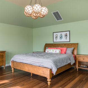 Diseño de dormitorio principal, de estilo americano, grande, con paredes verdes, suelo de bambú y suelo marrón