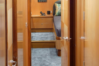 Imagen de dormitorio principal clásico pequeño sin chimenea con suelo marrón, paredes grises y moqueta