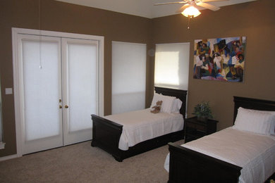 Imagen de dormitorio principal clásico grande sin chimenea con paredes marrones, moqueta y suelo beige