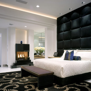 Diseño de dormitorio principal, contemporáneo, grande, con suelo de baldosas de cerámica y chimenea tradicional