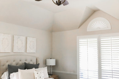 ダラスにある中くらいなトランジショナルスタイルのおしゃれな主寝室 (グレーの壁、カーペット敷き、ベージュの床)