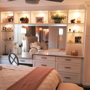 Imagen de dormitorio principal, actual, de tamaño medio, con paredes grises, suelo vinílico y suelo gris