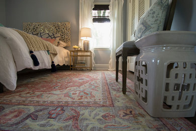 シャーロットにある小さなトランジショナルスタイルのおしゃれな主寝室 (グレーの壁、濃色無垢フローリング、暖炉なし、茶色い床) のレイアウト
