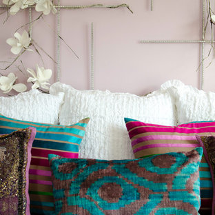 Ispirazione per una camera da letto bohémian di medie dimensioni con pareti rosa, moquette e nessun camino