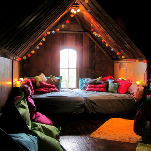Eklektisches Schlafzimmer mit dunklem Holzboden in Dallas