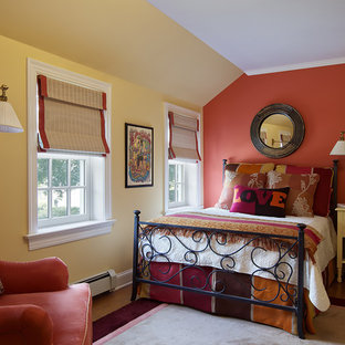 Mittelgroßes Klassisches Gästezimmer ohne Kamin mit roter Wandfarbe, hellem Holzboden und beigem Boden in New York