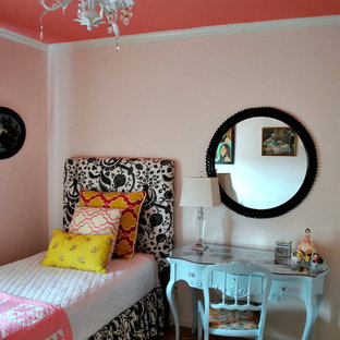 Ejemplo de habitación de invitados bohemia, pequeña, sin chimenea, con paredes rosas y moqueta
