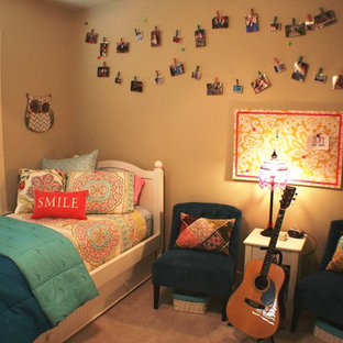 Diseño de dormitorio bohemio, pequeño, con paredes beige y moqueta