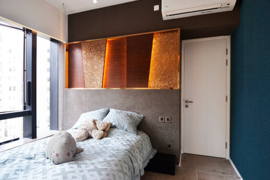 香港にある小さなコンテンポラリースタイルのおしゃれな主寝室 (青い壁、セラミックタイルの床、グレーの床) のインテリア