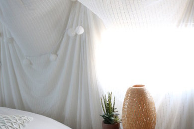 На фото: спальня среднего размера на антресоли в стиле шебби-шик с белыми стенами и ковровым покрытием с