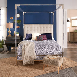 Imagen de dormitorio principal, ecléctico, de tamaño medio, con paredes azules, suelo de madera clara y suelo marrón