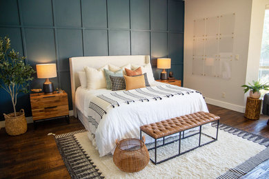 Foto de dormitorio principal tradicional renovado de tamaño medio sin chimenea con suelo de madera en tonos medios, paredes blancas y suelo marrón
