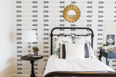 Foto de dormitorio ecléctico de tamaño medio sin chimenea con paredes blancas, moqueta y suelo beige
