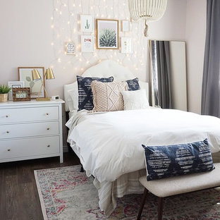 Mittelgroßes Eklektisches Gästezimmer mit rosa Wandfarbe, Vinylboden und braunem Boden in Phoenix