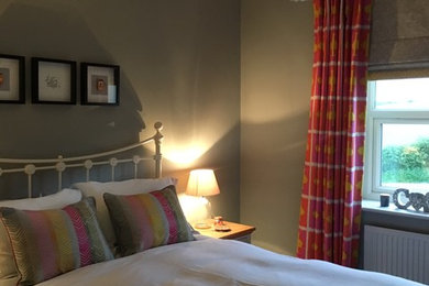 Diseño de habitación de invitados actual pequeña con paredes grises, moqueta y suelo gris