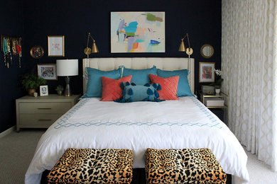 ロサンゼルスにある中くらいなエクレクティックスタイルのおしゃれな主寝室 (青い壁、カーペット敷き、ベージュの床) のレイアウト