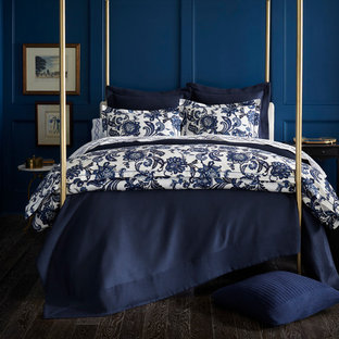 Imagen de dormitorio principal, clásico renovado, grande, con paredes azules y suelo de madera oscura