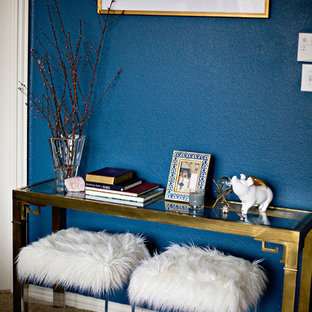 Foto de dormitorio principal, tradicional, de tamaño medio, con paredes azules