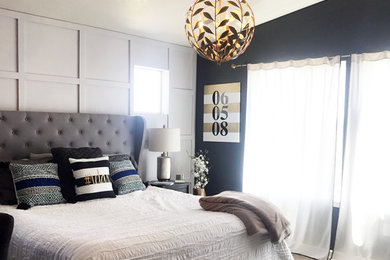 Ejemplo de dormitorio principal clásico renovado de tamaño medio sin chimenea con paredes grises, moqueta y suelo beige