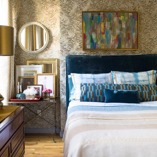 Stilmix Schlafzimmer mit gelber Wandfarbe und hellem Holzboden in New York
