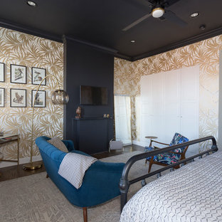 Foto de dormitorio principal, contemporáneo, grande, con paredes multicolor, suelo de madera oscura, chimenea tradicional, marco de chimenea de madera y suelo marrón