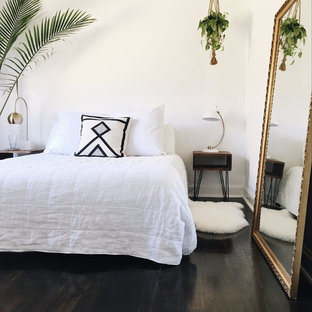 Großes Skandinavisches Hauptschlafzimmer ohne Kamin mit beiger Wandfarbe, dunklem Holzboden und rotem Boden in Los Angeles