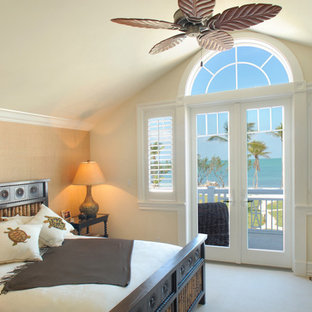 Immagine di una camera da letto tropicale con pareti beige
