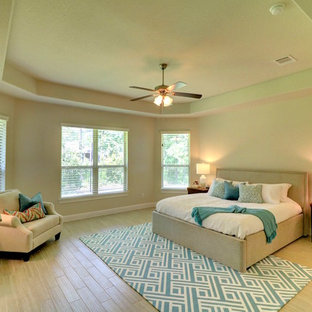 Imagen de dormitorio principal, clásico renovado, extra grande, con paredes beige, suelo de baldosas de porcelana y suelo beige