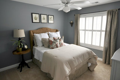 Foto de habitación de invitados tradicional renovada de tamaño medio sin chimenea con paredes grises y moqueta