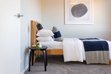 Foto de dormitorio contemporáneo de tamaño medio con paredes blancas, moqueta y suelo gris