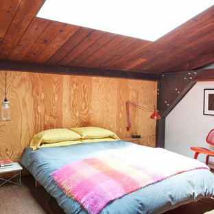 Diseño de dormitorio tipo loft, urbano, con paredes blancas y suelo marrón