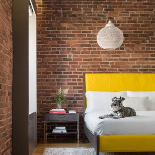 Diseño de dormitorio principal, industrial, con paredes rojas y suelo de madera clara