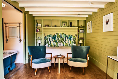 サセックスにある中くらいなコンテンポラリースタイルのおしゃれな寝室 (緑の壁、茶色い床) のインテリア