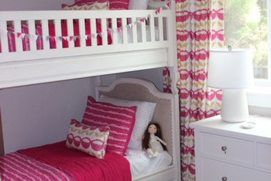 Exemple d'une chambre grise et rose de taille moyenne.