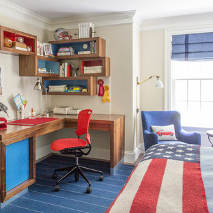 Modelo de dormitorio clásico, de tamaño medio, con paredes beige, moqueta y suelo azul