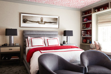 ニューヨークにある広いトランジショナルスタイルのおしゃれな客用寝室 (ベージュの壁、濃色無垢フローリング) のインテリア
