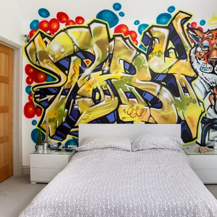 Ispirazione per una camera da letto design con pavimento in cemento