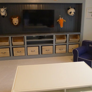 Modelo de dormitorio tipo loft, tradicional renovado, grande, con paredes azules y moqueta