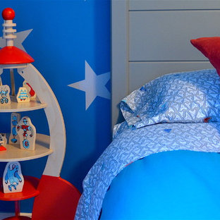 Diseño de dormitorio clásico renovado, de tamaño medio, sin chimenea, con paredes azules y moqueta