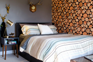 Ejemplo de habitación de invitados rústica pequeña con paredes grises, moqueta y suelo beige