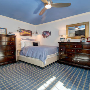 Mittelgroßes Klassisches Gästezimmer ohne Kamin mit blauer Wandfarbe, dunklem Holzboden und braunem Boden in Washington, D.C.