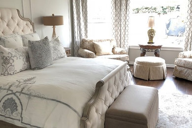 ヒューストンにある中くらいなトラディショナルスタイルのおしゃれな主寝室 (グレーの壁、濃色無垢フローリング、茶色い床)