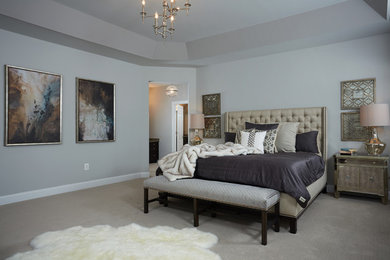 Стильный дизайн: большая хозяйская спальня в стиле неоклассика (современная классика) с ковровым покрытием и серыми стенами без камина - последний тренд