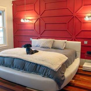 Foto de dormitorio principal, minimalista, grande, con paredes rojas, suelo de madera clara y suelo multicolor