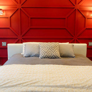 Modelo de dormitorio principal, minimalista, grande, con paredes rojas, suelo de madera clara y suelo multicolor