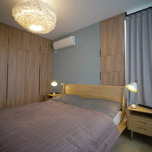 Imagen de dormitorio principal, nórdico, de tamaño medio, con paredes grises, suelo de madera en tonos medios y suelo amarillo